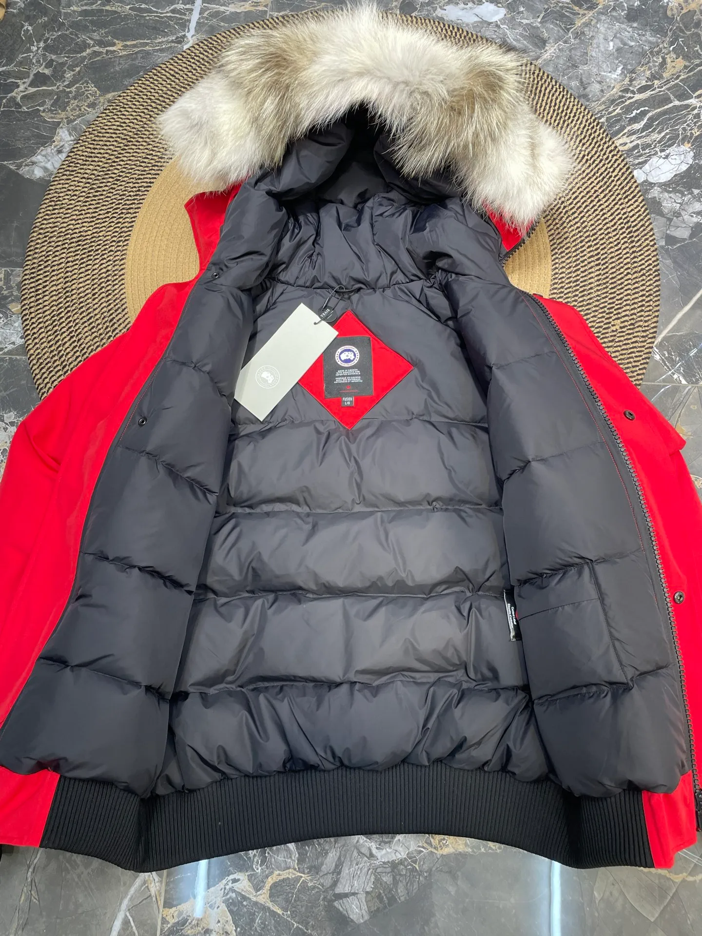 P760 high-end version Canada Goose Canada Goose #Chilliwack 7999M bomber jacket short down jacket/01 model #Men and Women Same Style# ➖ Genuine synchronous anti-counterfeiting chip sensor! ➖ Imported 21S polyester-cotton blended original fabric [last year’s 16S/18S hard fabrics have been completely eliminated, this year all use 21S genuine synchronous fabrics, the soft mid-strap feels delicate and textured], genuine synchronous Feather-Light 10D waterproof coating fabric, made of 84.5 polyester fiber and 15.5 cotton, 100% the best feel in the entire network! ➖ The genuine official website is synchronized with the national standard 80 white duck down, you can check the official website customer service, there will never be a series of misleading claims such as 90 down or goose down! ➖ Using the best nylon lining with double double-layer sealing design, velvet-proof No. 7 needle + grid-filled down ready-made garments, there is 100% no so-called velvet running! ➖ The cuffs are designed with thickened seamless threads, and the collar and pockets are lined with top-quality polar fleece to keep you warm and comfortable! ➖ Yoshida YKK provides original custom-made electroplated sliders. YKK two-way lockable zippers are tight and smooth and will not peel off paint! ➖ 3M composite guarantees that the Velcro is the same as the original, durable, and all accessories and hardware are custom-made! ➖ Imported BEHRINGER embroidery machine to customize the 10,000-needle embroidery logo, 98% of which can be reproduced to restore the original logo. You can check and compare on the official website! ➖ The fur collars are all made of large pieces of Western Canadian blue wolf hide, ensuring that each fur collar is 13-15cm wide!   Size:XS-XXL